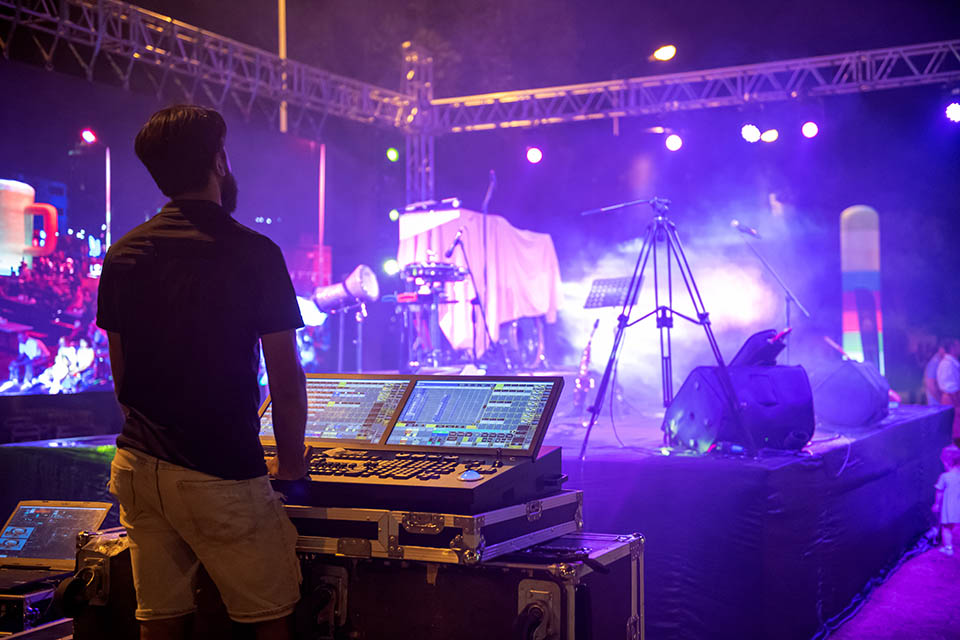 Toningenieurteam bereitet sich auf die Bühne des Musikkonzerts vor.