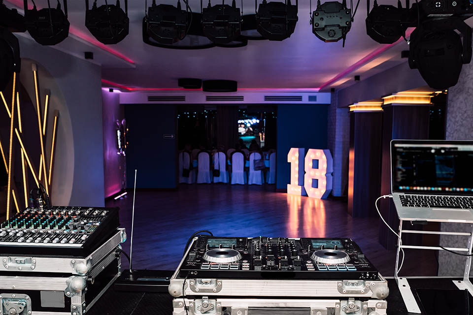 DJ-Konsole mit Blick auf die Tanzfläche